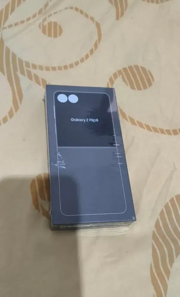 Samsung galaxy Z Flip8.  12/256 grahite
