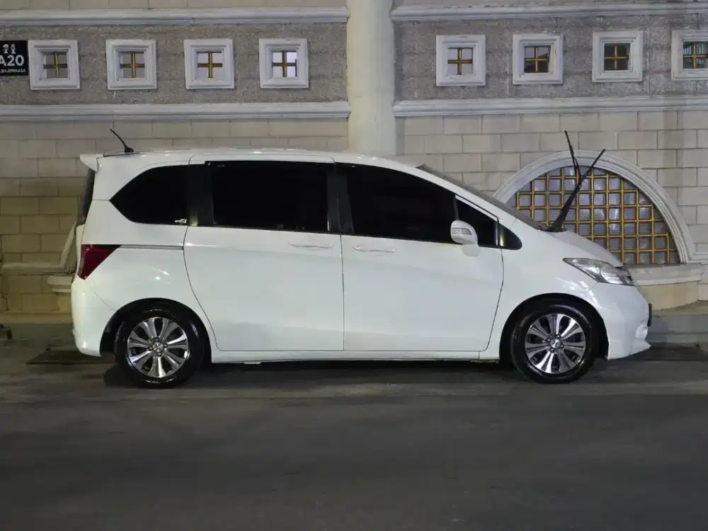 Freed Tipe Tertinggi 2014 +2 lcd  kursi