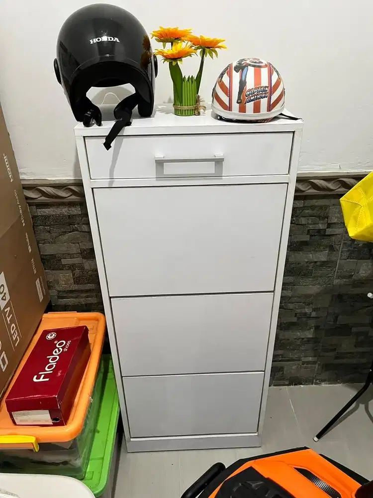 Rak sepatu kayu