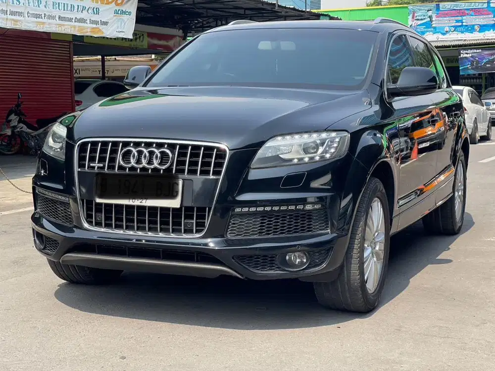 DIJUAL CEPAT MOBIL AUDI Q7 HITAM AT 2012