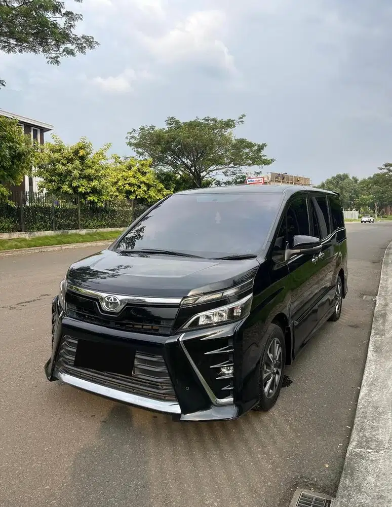 Toyota Voxy 2018 AT