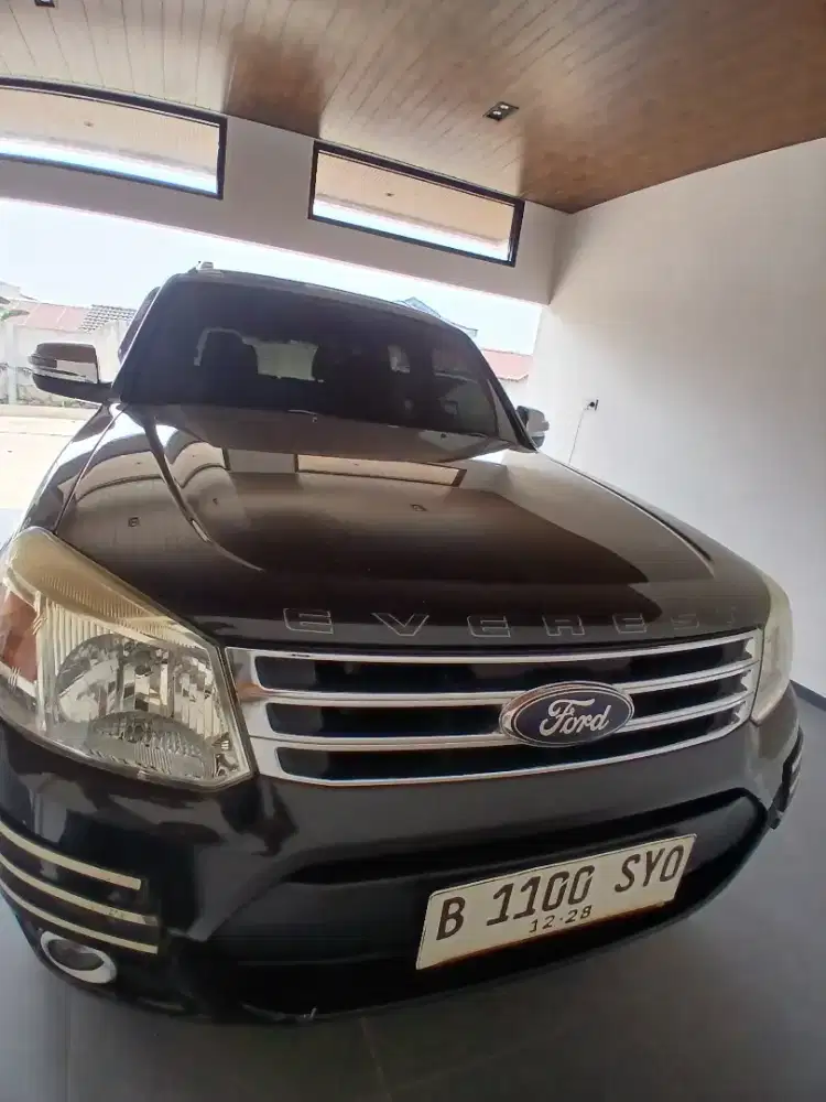Di jual mobil ford everest XLT limited matic 4x2 tahun 2013 akhir