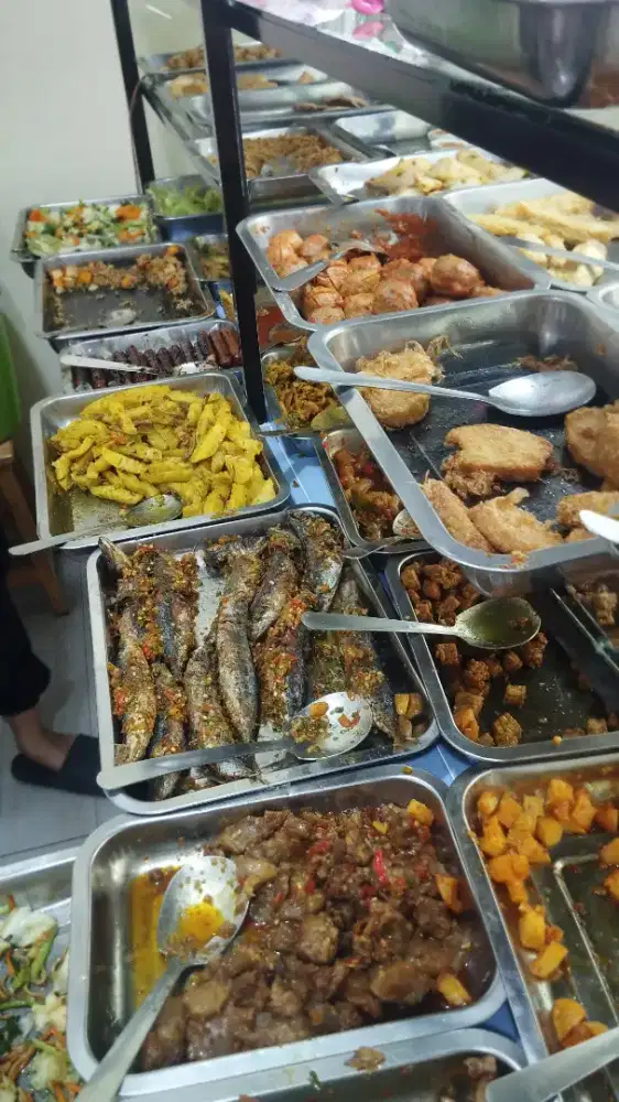 DIBUTUHKAN WAITRESS / PELAYAN LAKI LAKI