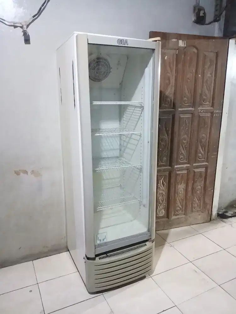 Showcase gea 1pintu