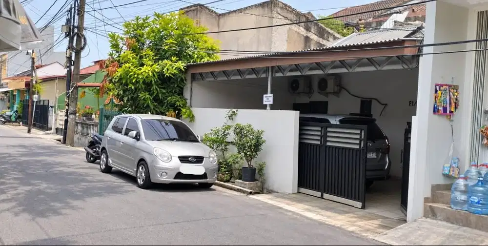 Jual Rumah Bersih dan Cukup Luas, 3 Kamar Tidur, di Cipondoh Tangerang