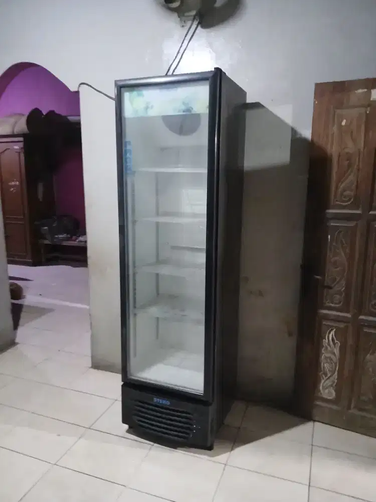 Showcase steko 1pintu