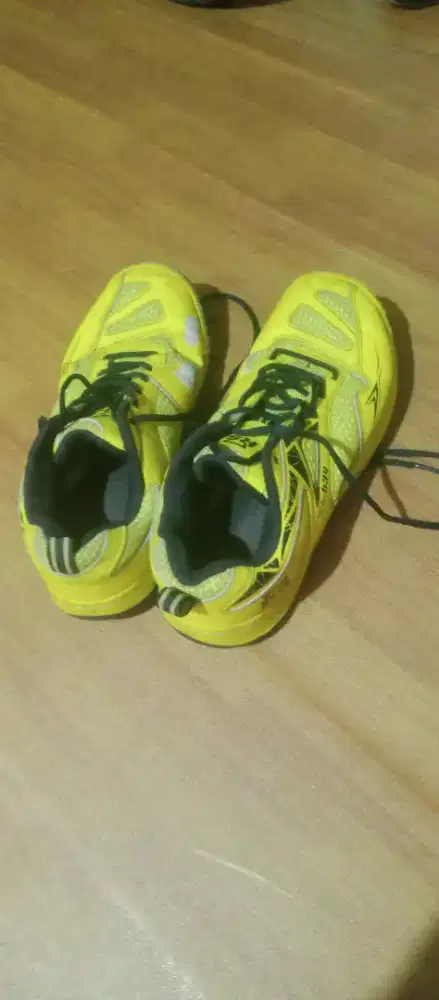 SEPATU RS BADMINTON