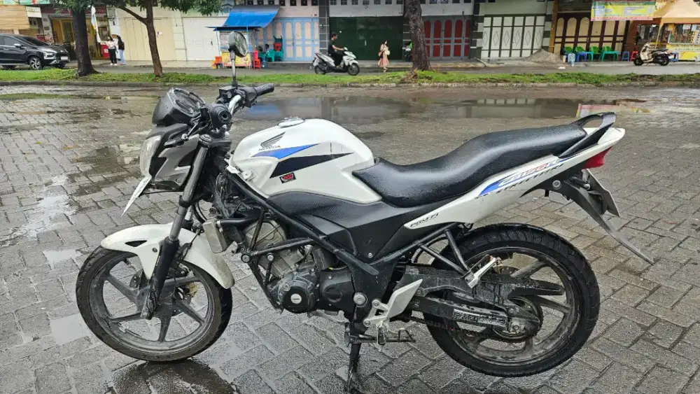 Dijual cepat Honda CB150R StreetFire 2015 (Nego Tipis)