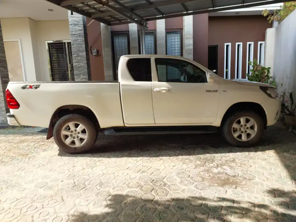 TOYOTA HILUX (2015) 2.4 EXTRA CABIN SOLAR- MT