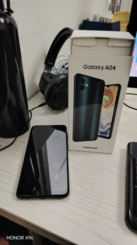 Samsung Galaxy A04 dan Samsung Galaxy J8