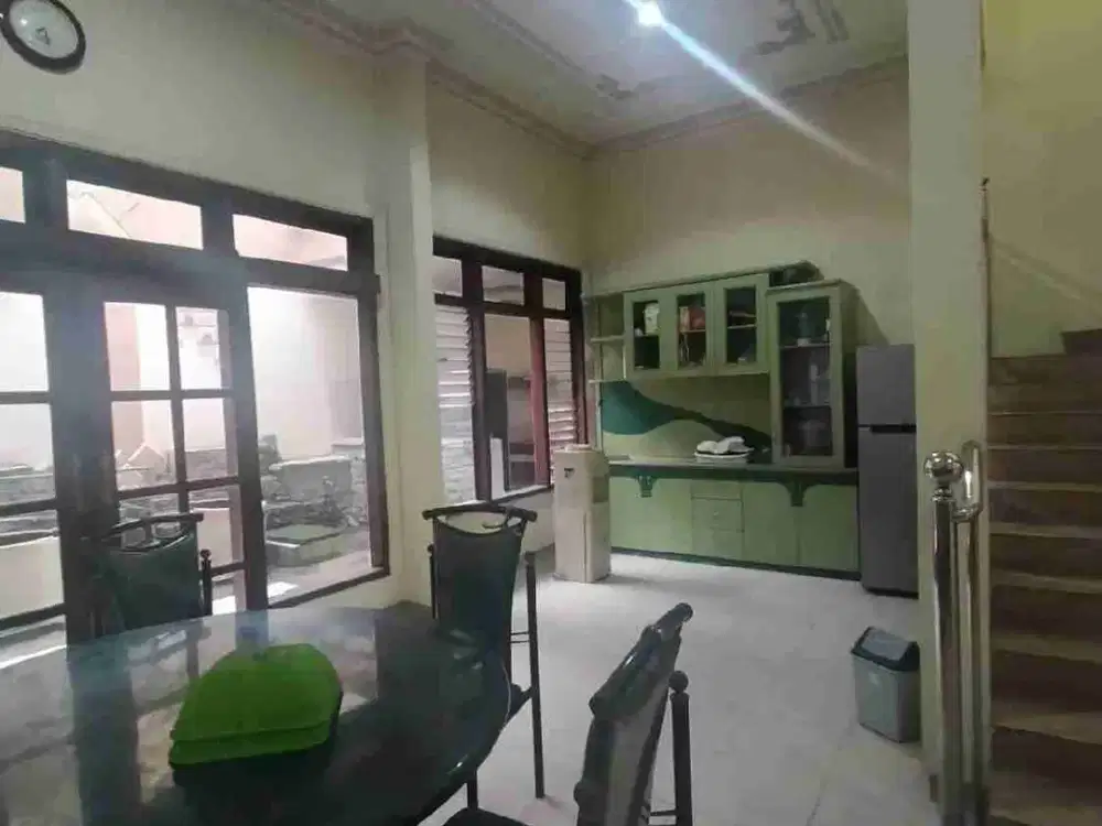 di sewakan rumah cocok dan bisa untuk kantor di jalan Sriwijaya Surabaya pusat