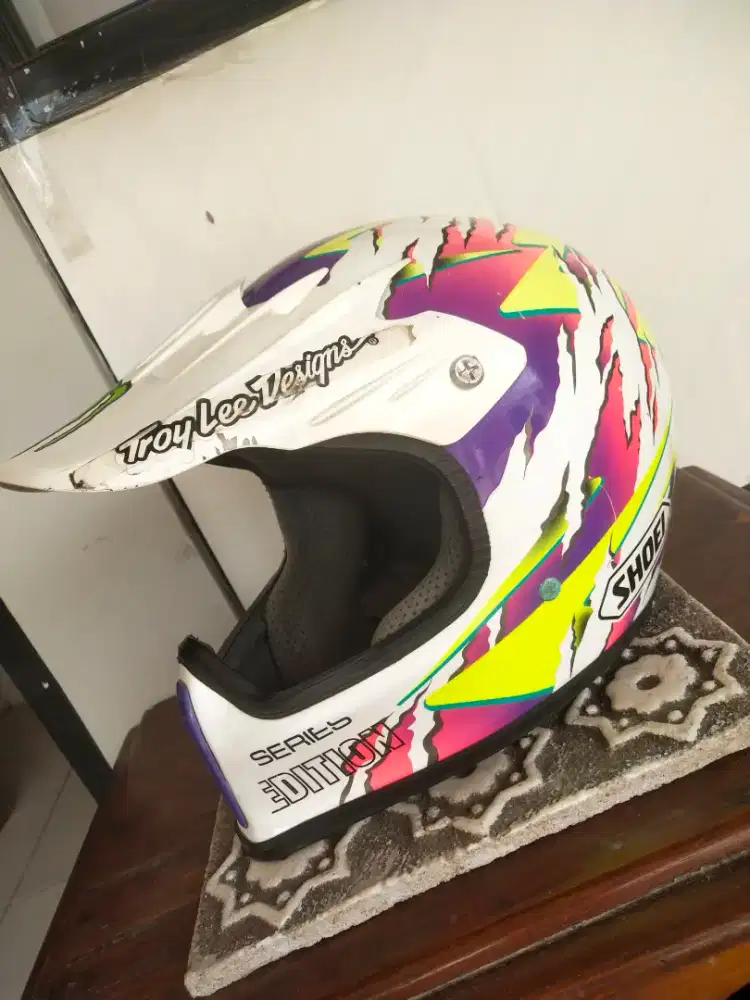 Helm CROSS merk SHOEI...