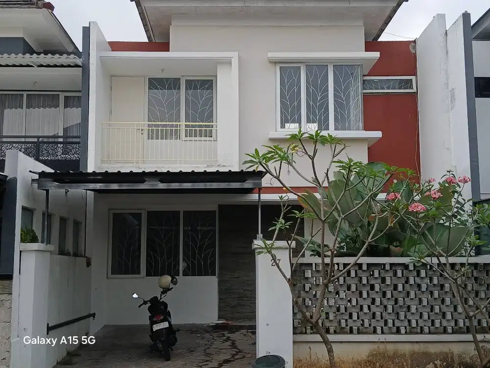 DISEWAKAN RUMAH SPRINGHILL GARDEN – 3 KT 3 KM, HALAMAN BELAKANG 8×10 M