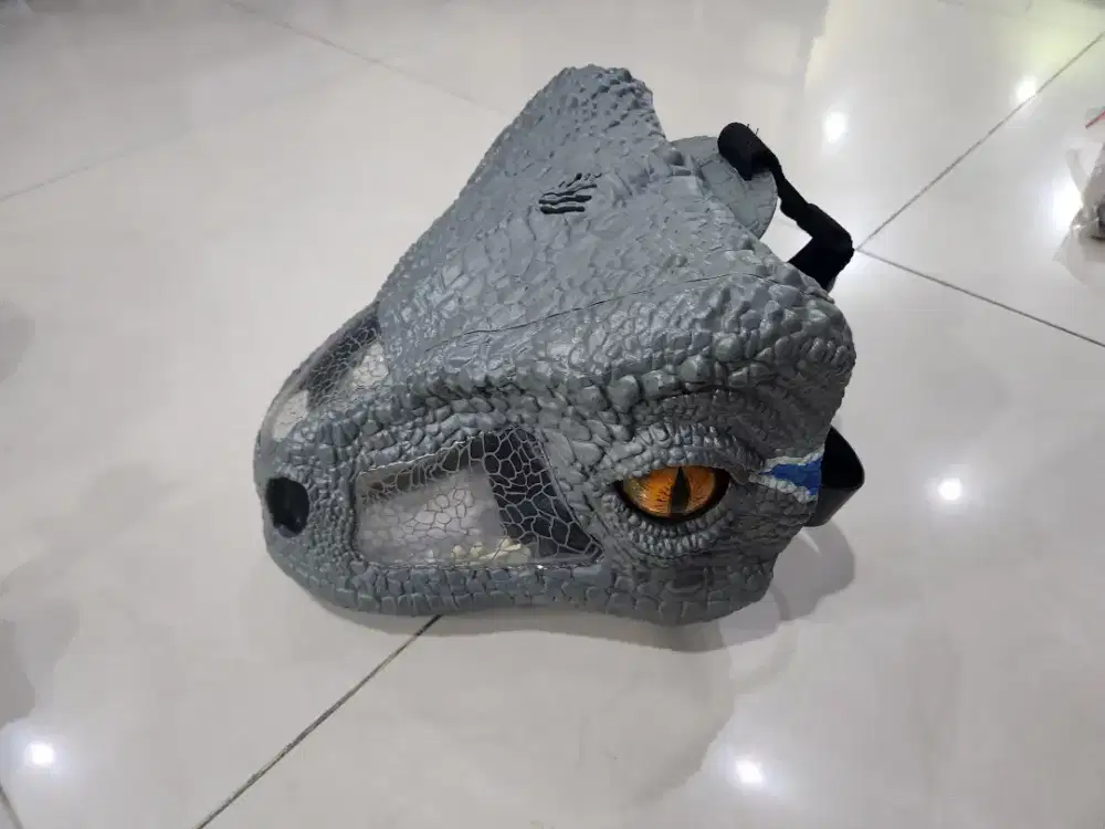 Topeng dinosaurus velociraptor blue