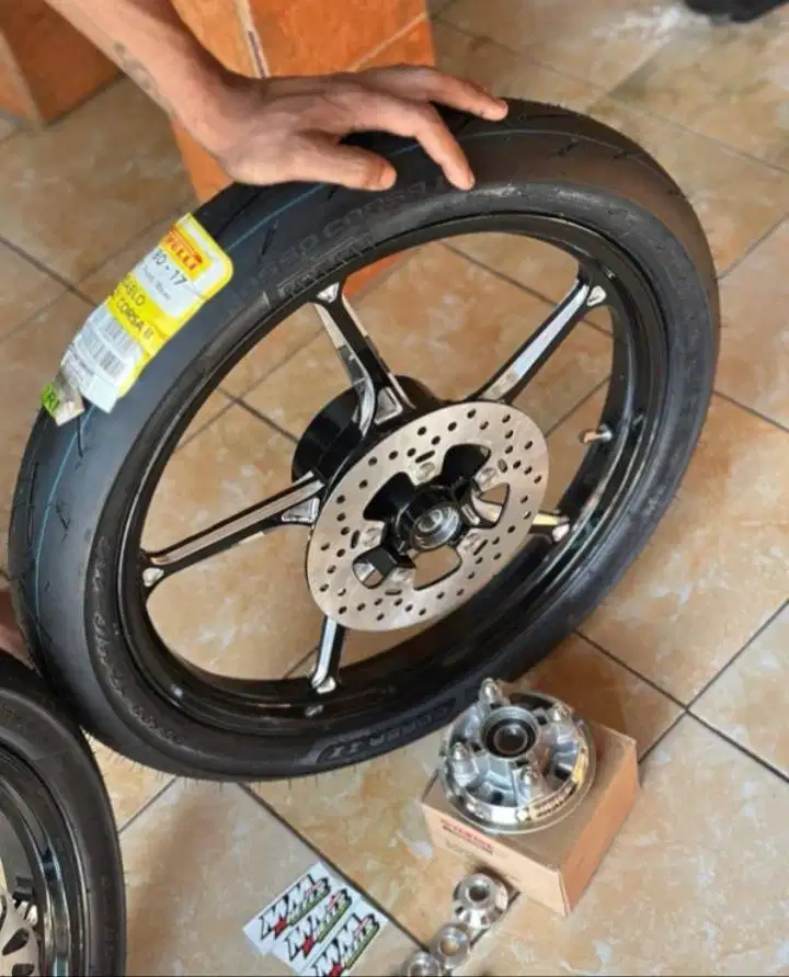 Velg racing vnd dan ban Pirelli