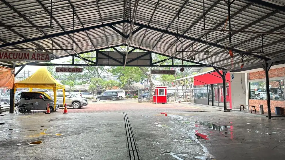 Karyawan cuci mobil