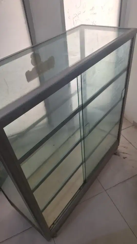 Di jual murah etalase kaca bekas