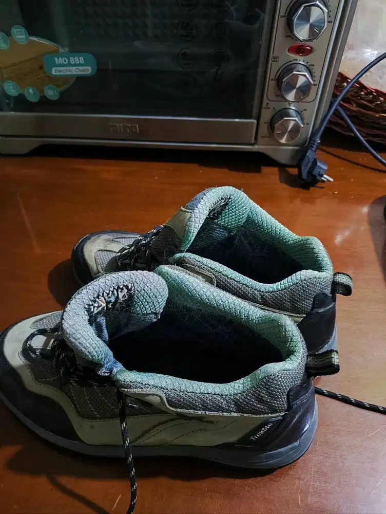 sepatu hiking treksta bagus