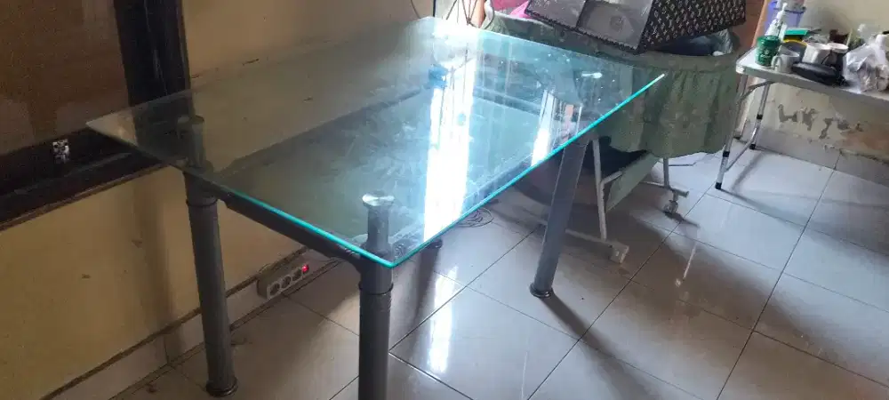 Meja makan kaca