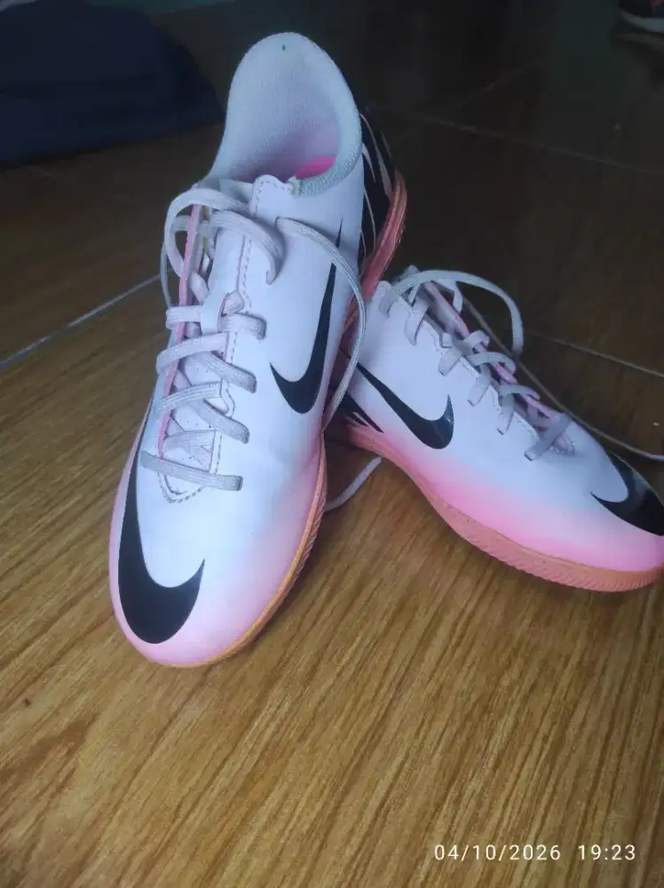 JUAL RUGI LIKE NEW! Sepatu Futsal Anak Nike Original Size 36