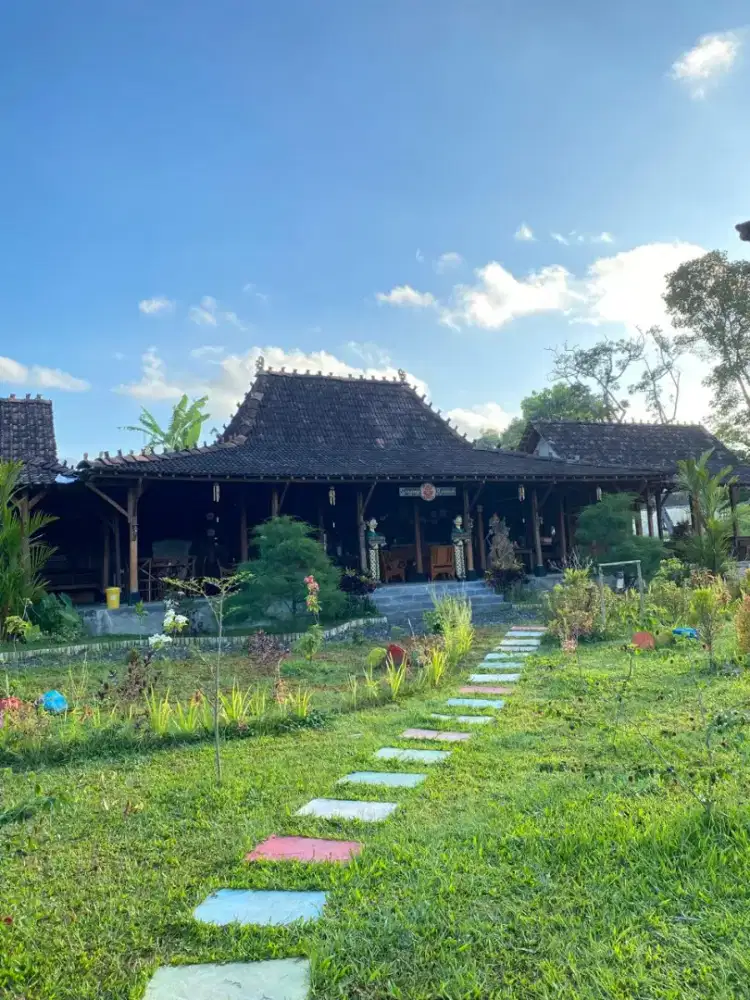Limas besar dan meja kursi