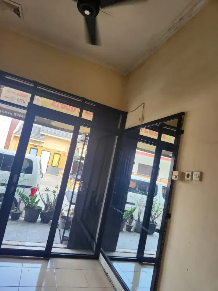 Disewain murah. RUANG USAHA pinggir jalan