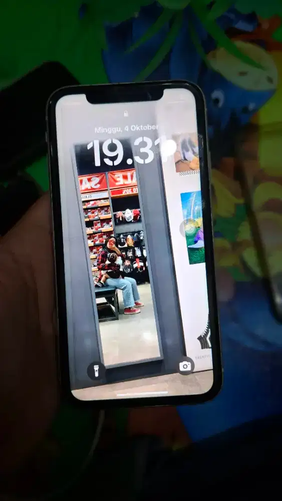 Iphone XR 64 GB white inter bisa sim second pemakaian wanita