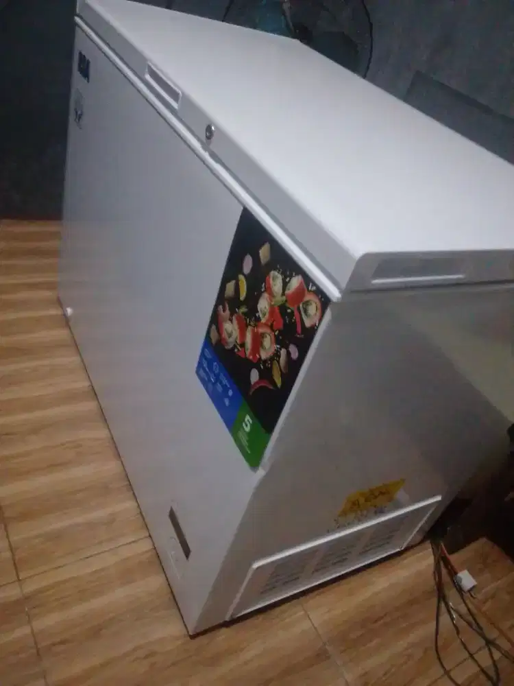 Di jual frezeer baru