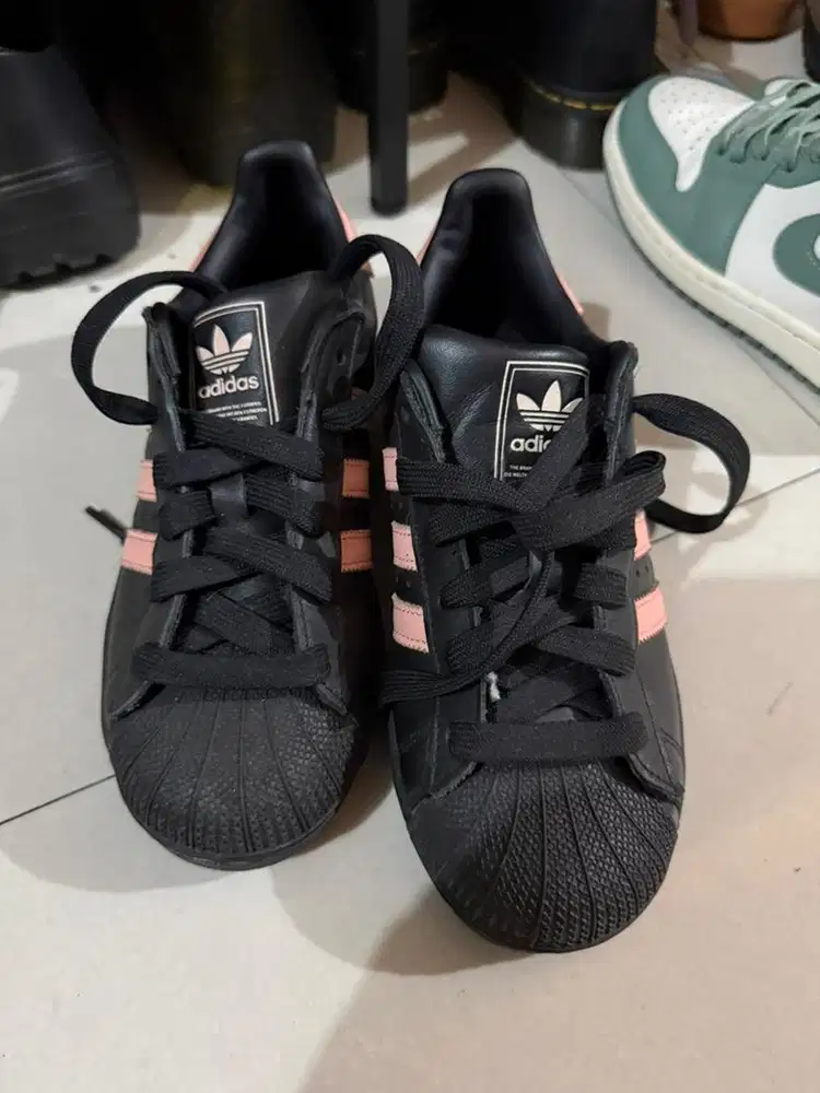 Adidas perempuan masih baruu