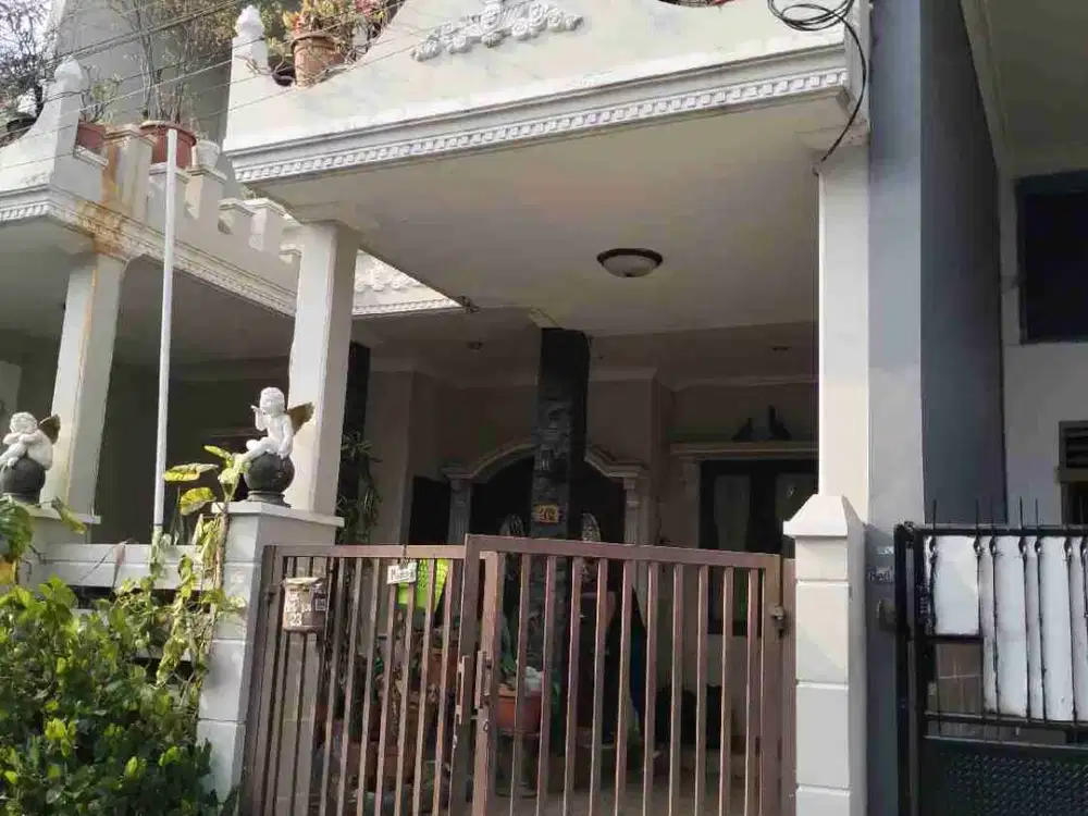 Jual cepat segera asap rumah 2 lantai bagus banget.