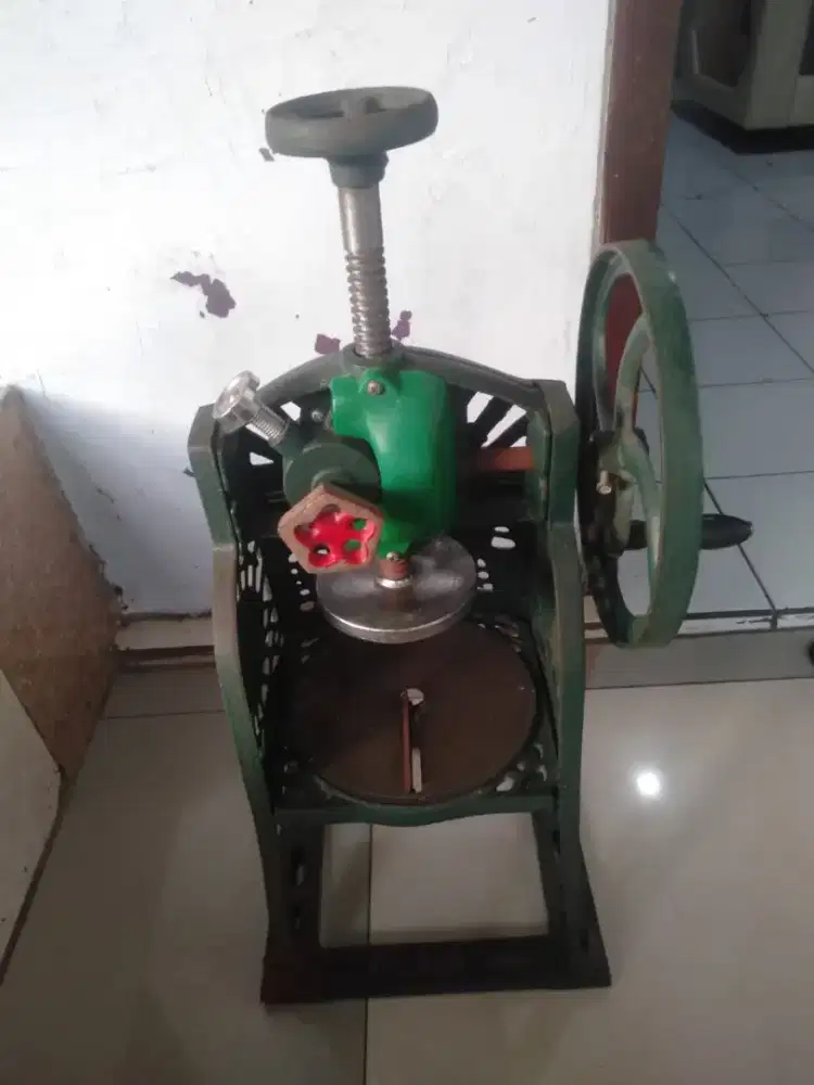 Mesin serut es batu manual