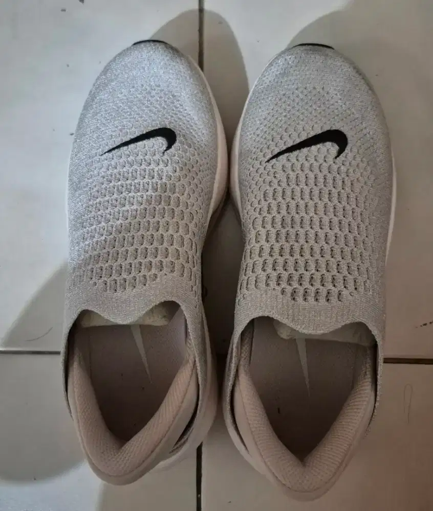 Nike Reina slip on
