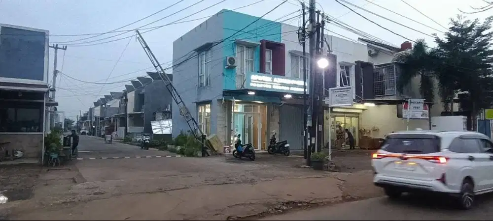 Ruko 2 Lantai, posisi hook, 2 kamar mandi dan kitchen, di Ciwastra