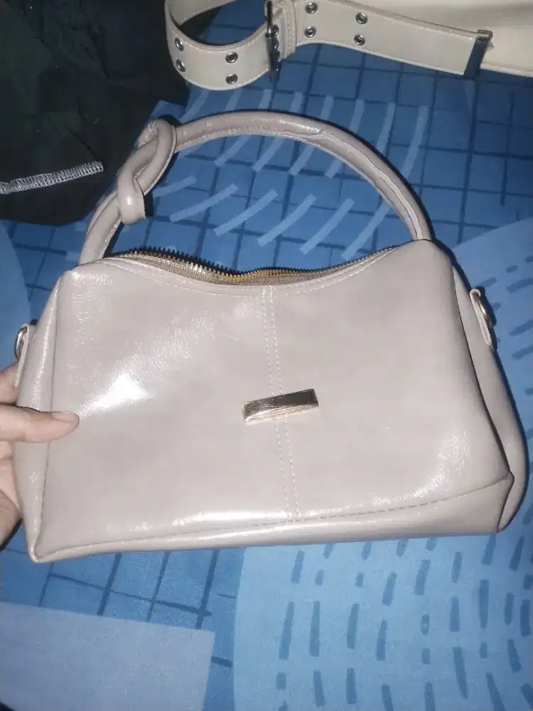 Tas bahu atau (shoulder bag) punya tali panjngnya