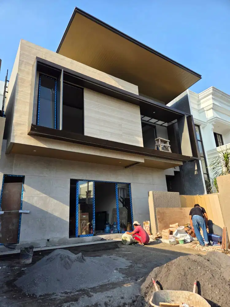 Rumah Kontemporer dengan Kolam Renang dekat Jalan Godean