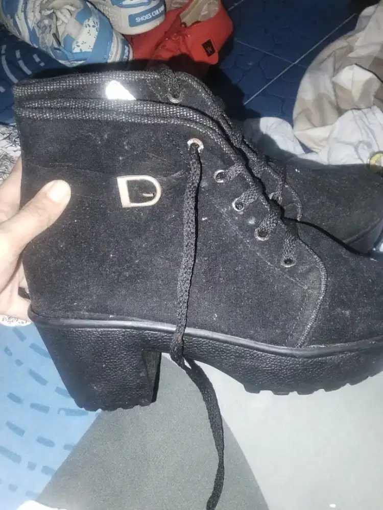 Sepatu boots sneaker