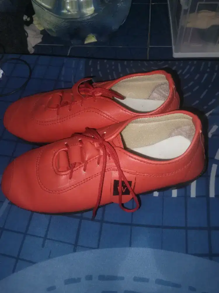 Sepatu kasual warna merah model semu