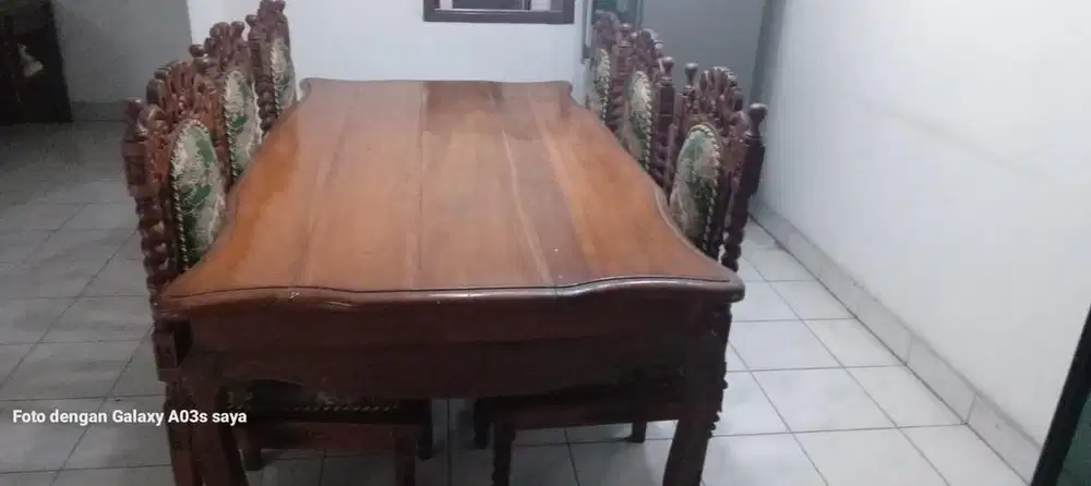 Meja makan jati