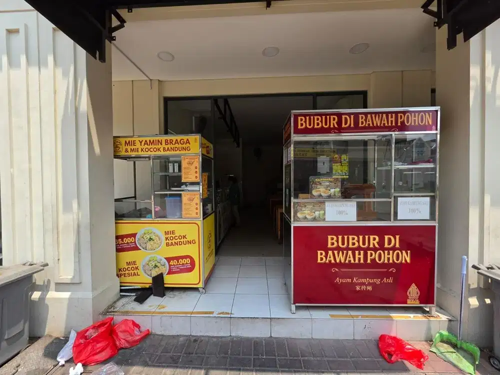 Etelase atau gerobak pemakaian belum 1 tahun