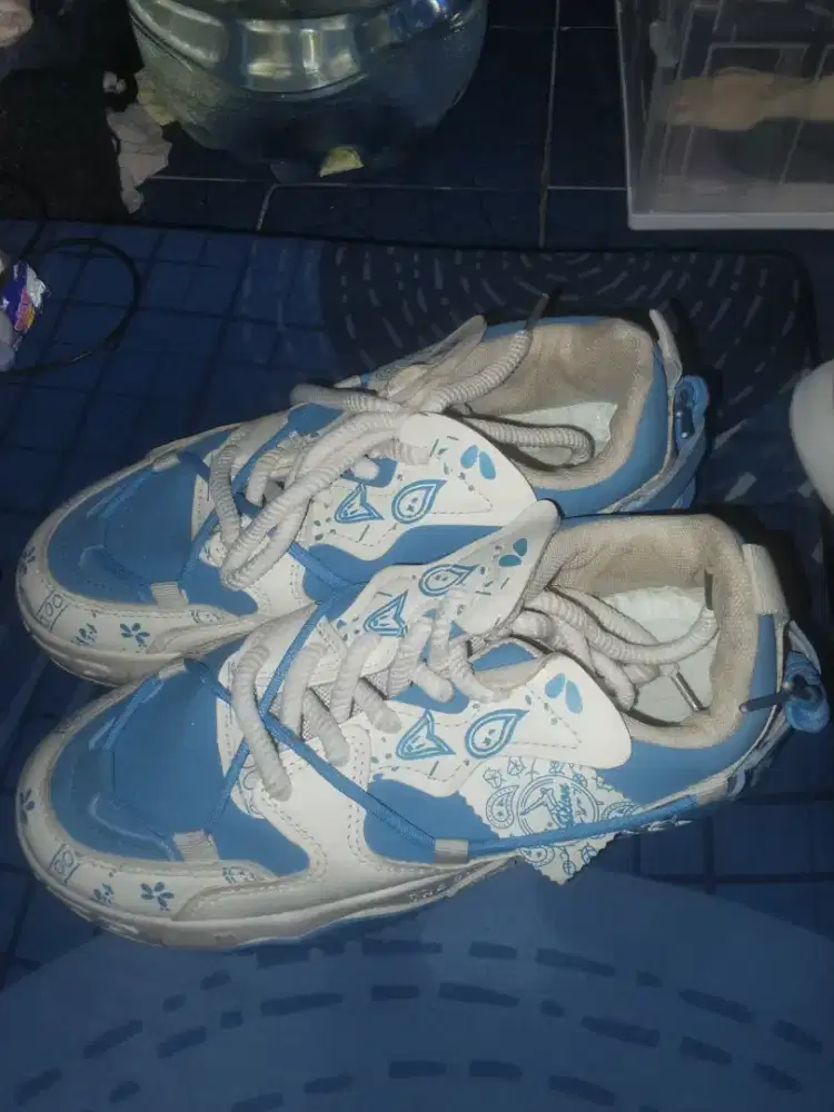 Sepatu  paranybodi sneaker