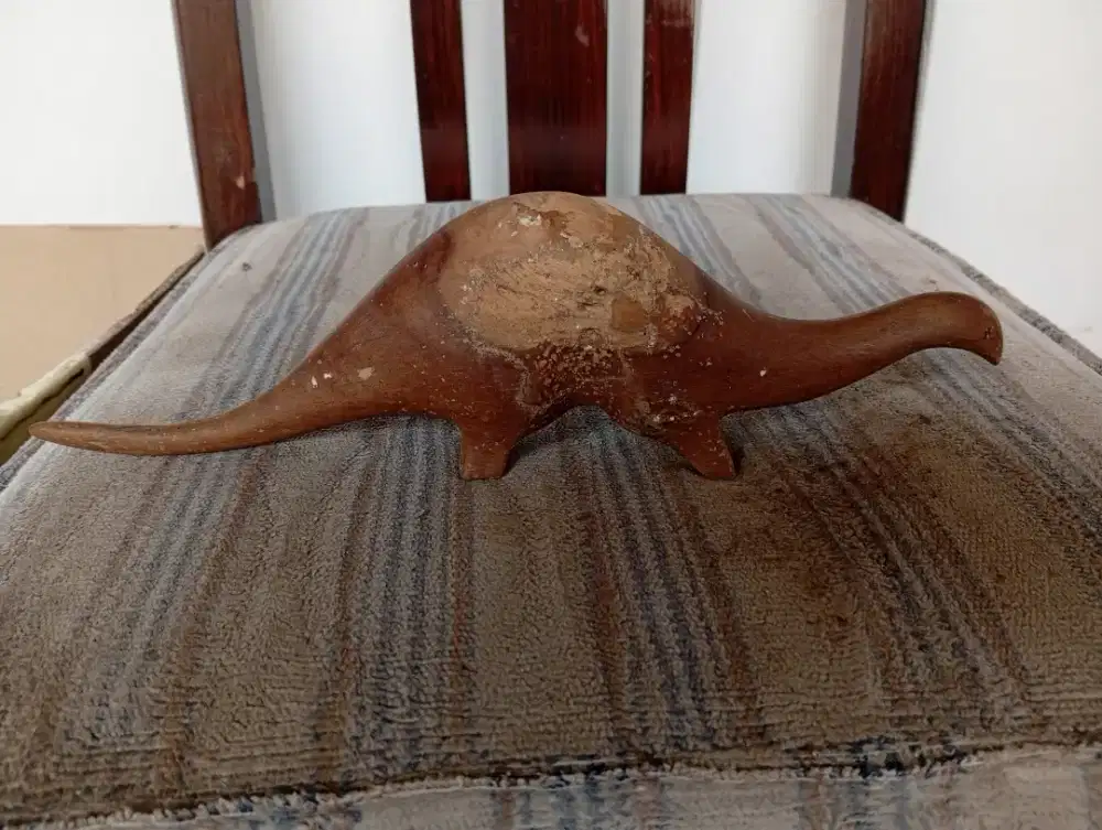 Patung dino saurus brown edition