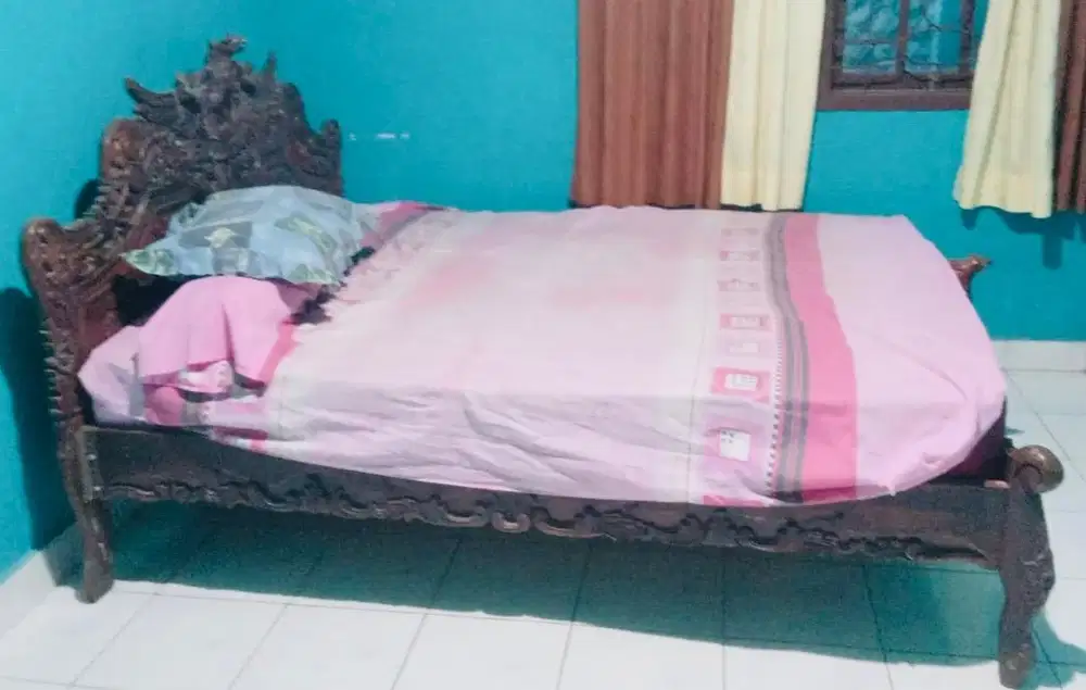 Tempat tidur kayu jati