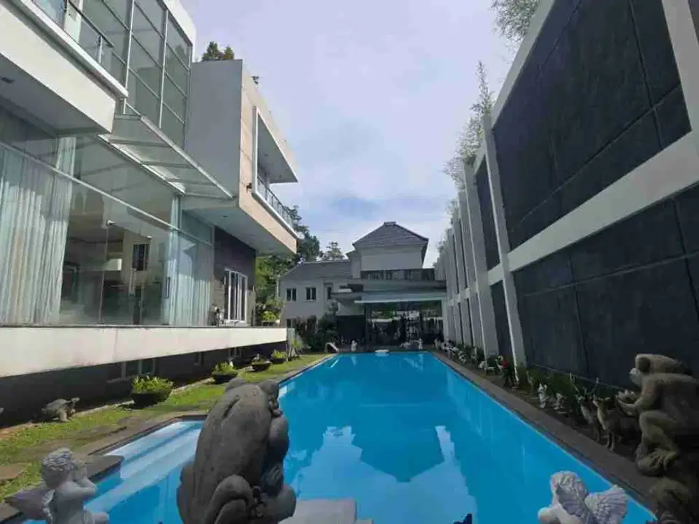 Rumah mewah LT 695 LB 1100 lokasi premium +kolam renang+roof top semi furnished di BSD