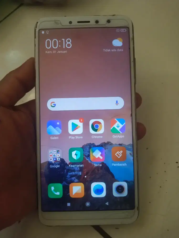 Redmi S2   3/32  minus retak tp ga ngaruh sentuhan normal nokendala