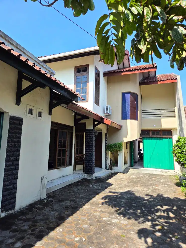 Rumah dan Ruang Usaha Strategis di Jalan Raya Kledokan