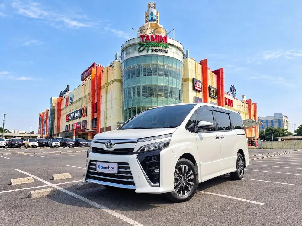 TDP RENDAH - Toyota Voxy 2.0 Bensin-AT 2018 Putih CBYRB