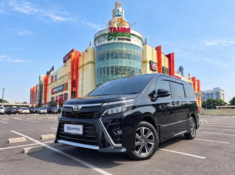 TDP RENDAH - Toyota Voxy 2.0 Bensin-AT 2018 Hitam CSYKB