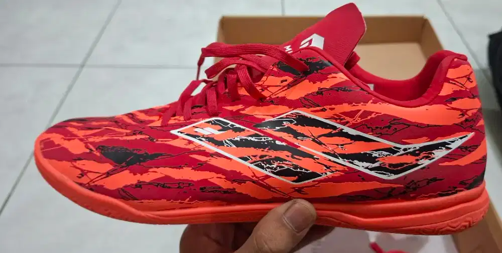 SEPATU FUTSAL MILLS