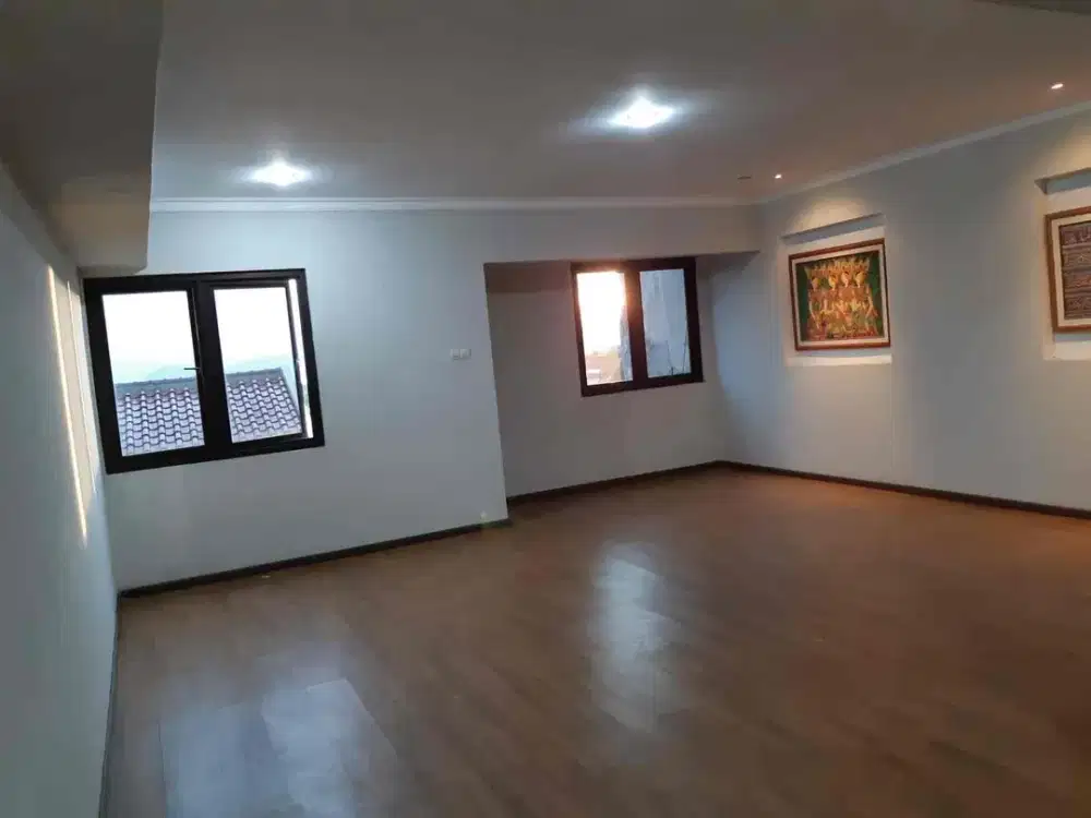 DIJUAL 

RUMAH KEREN DI SETRADUTA FULL FURNISH & SIAP HUNI

- SHM
- LT 120
- LB 270
- 3 Lantai
- KT 4
- KM 3
- Lantai 3 ada Ruang Gym + 1 Gudang
- Listrik 2200 Watt
- Air Jetpam
- Carport 2 Mobil
- Depan Taman
- Hadap Utara

Note : Bonus dengan isinya

HA