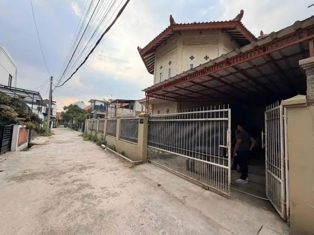 Rumah Bagus & Murah di Cibiru Wetan dekat Kampus UPI Cibiru Harga dibawah Apraisal

SHM 
Luas tnh 155M2
Luas bangunan 210M2
Bangunan 1,5 Lt
Kmr  Tdr  4
Kmr Mandi 3
R Keluarga
R. Tamu
Dapur Furnish
Grasi 2 mobil 
Listrik 1300 Watt 
Air Jet Pump
Ada Kolam I